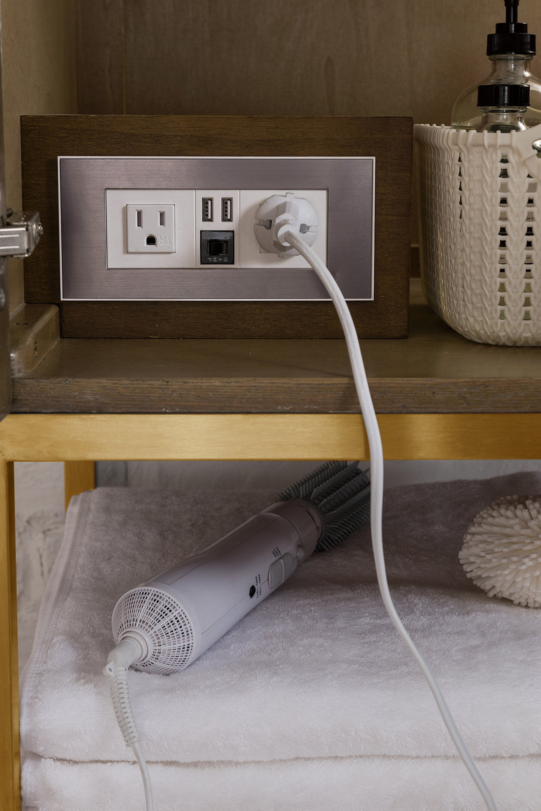 Columbia 36" Single Vanity, Latte Oak, Radiant Gold w/ Glossy White Composite Stone Top