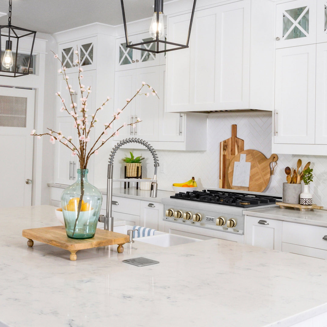 ZLINE Autograph Edition 36 in. Legacy Gas Rangetop with 6 Burners and Porcelain Cooktop in Satin Stainless Steel with Polished Gold Accents (RTSZ-36-G)